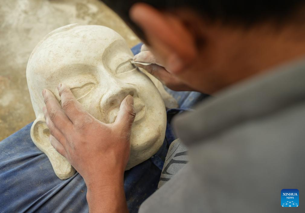 Pic story: inheritor of traditional Tibetan mask making technique in Xizang