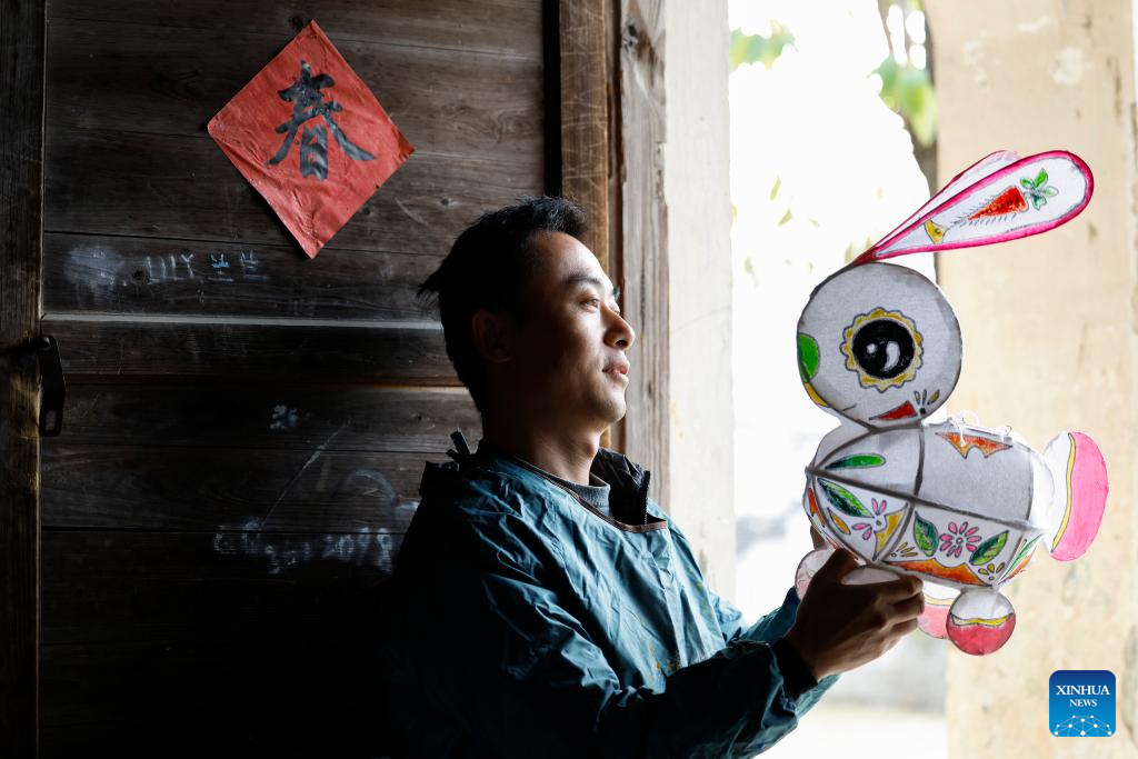 Pic story: inheritor of festive lantern making skills