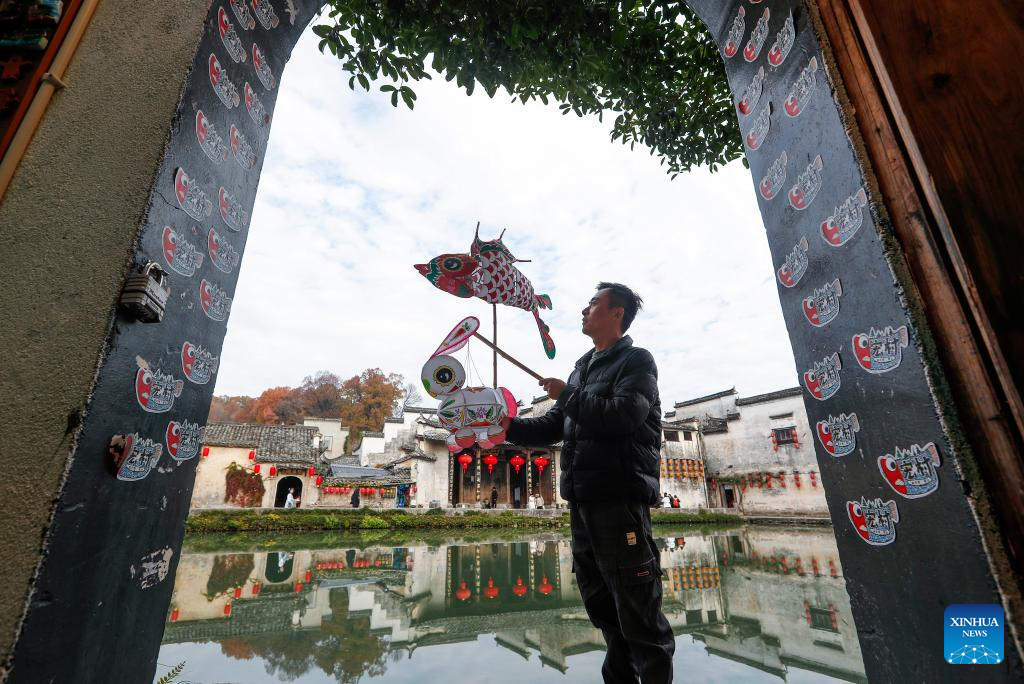 Pic story: inheritor of festive lantern making skills