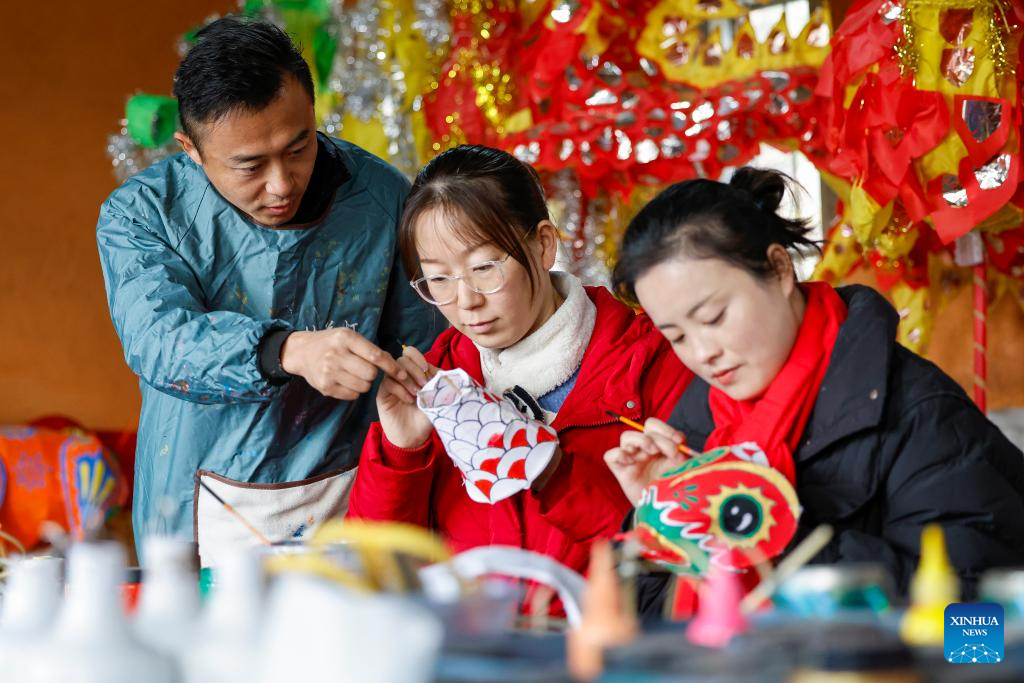 Pic story: inheritor of festive lantern making skills