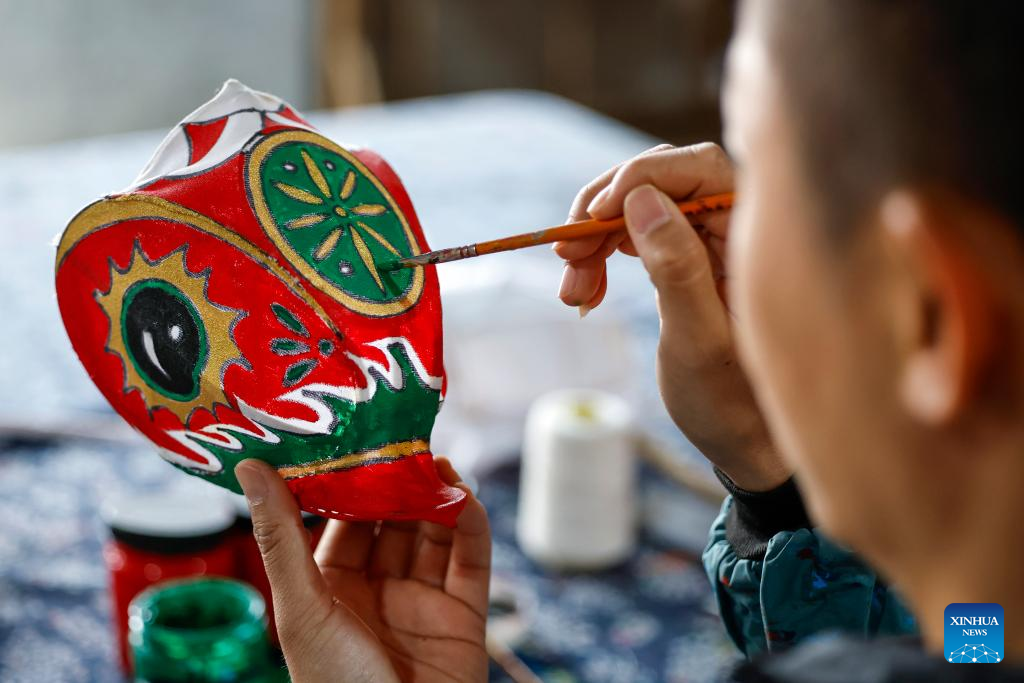 Pic story: inheritor of festive lantern making skills