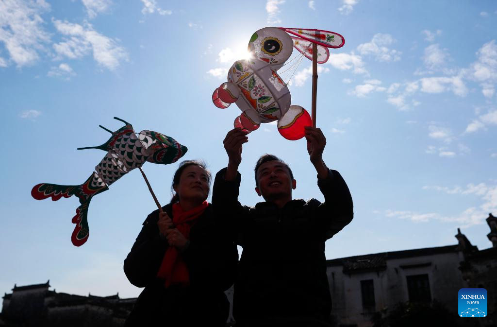 Pic story: inheritor of festive lantern making skills