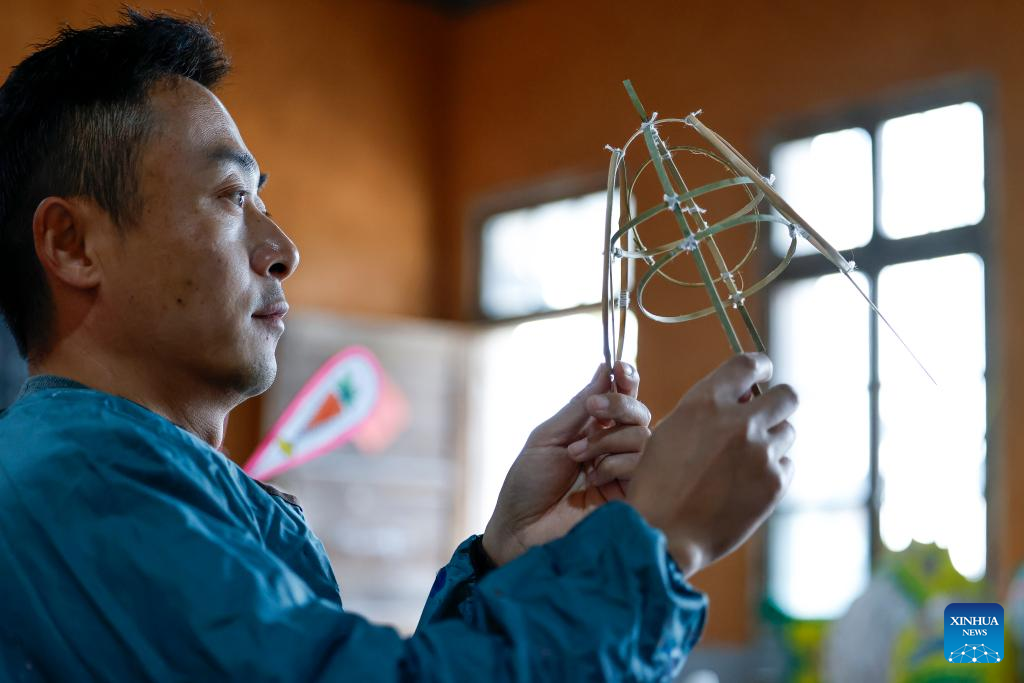 Pic story: inheritor of festive lantern making skills