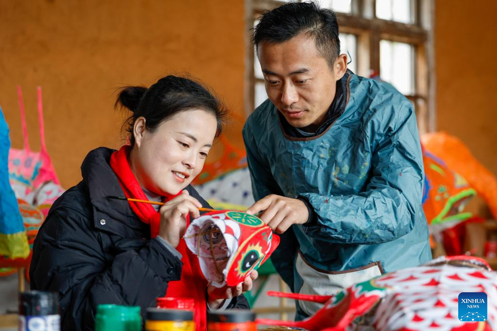 Pic story: inheritor of festive lantern making skills