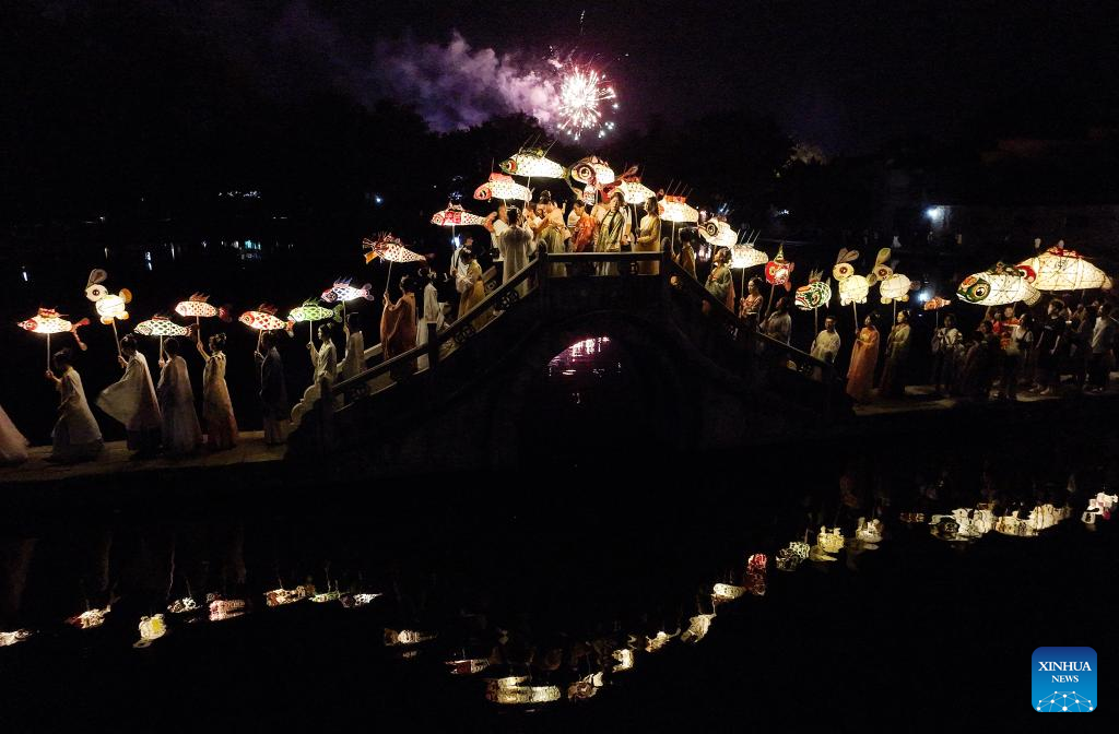 Pic story: inheritor of festive lantern making skills