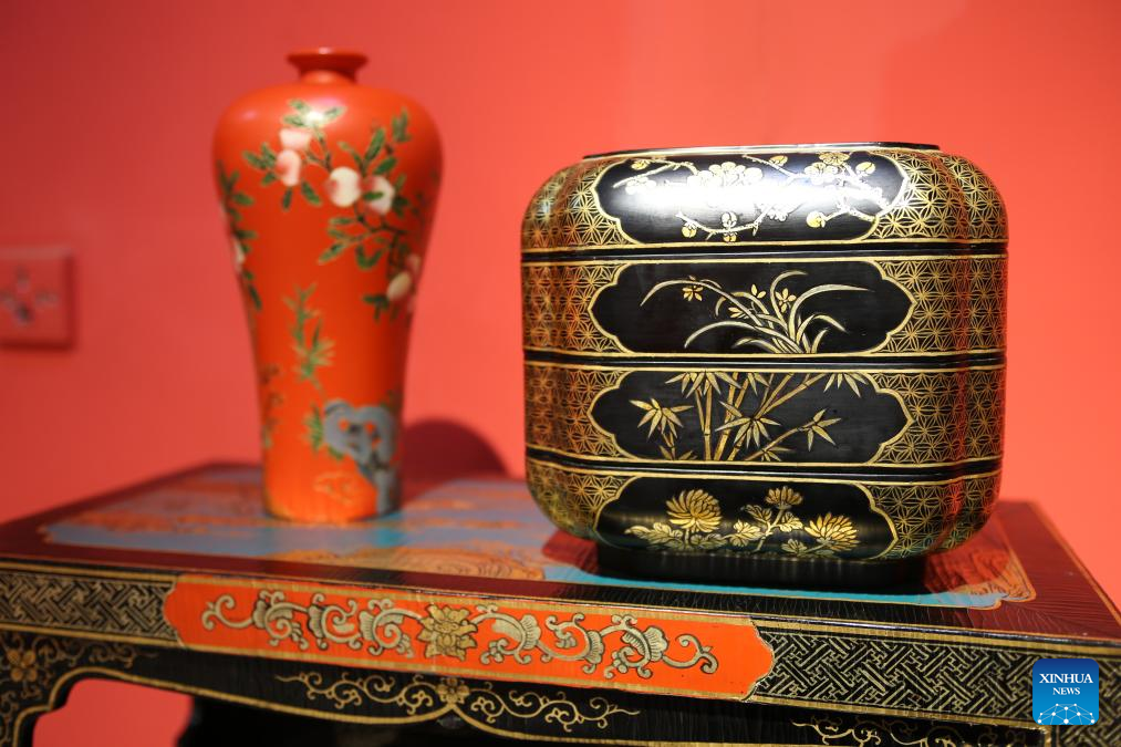 Pic story: inheritor of Gold Lacquer Inlay art