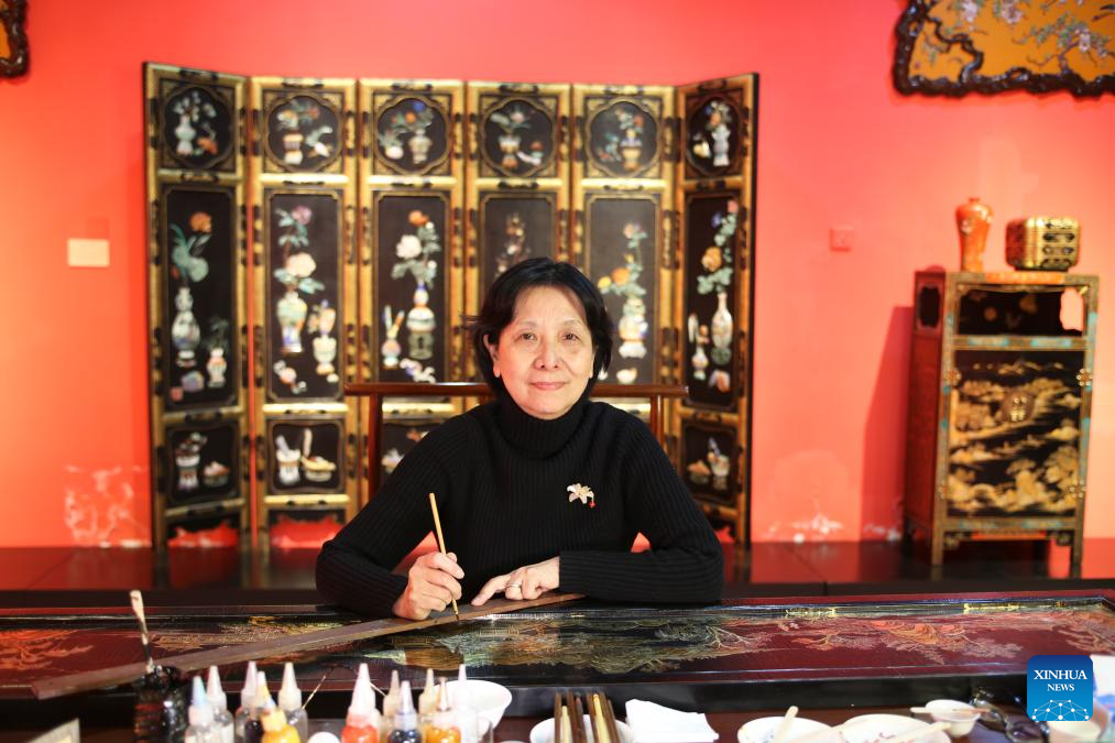 Pic story: inheritor of Gold Lacquer Inlay art