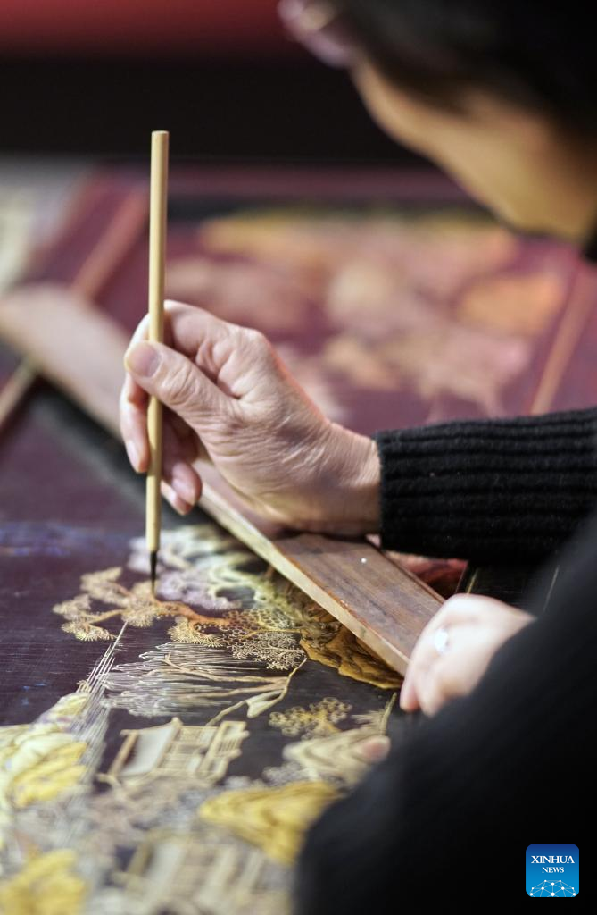 Pic story: inheritor of Gold Lacquer Inlay art