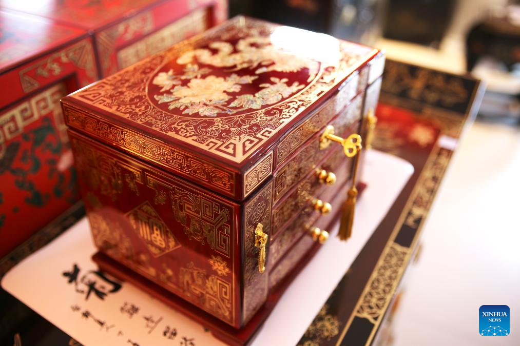 Pic story: inheritor of Gold Lacquer Inlay art