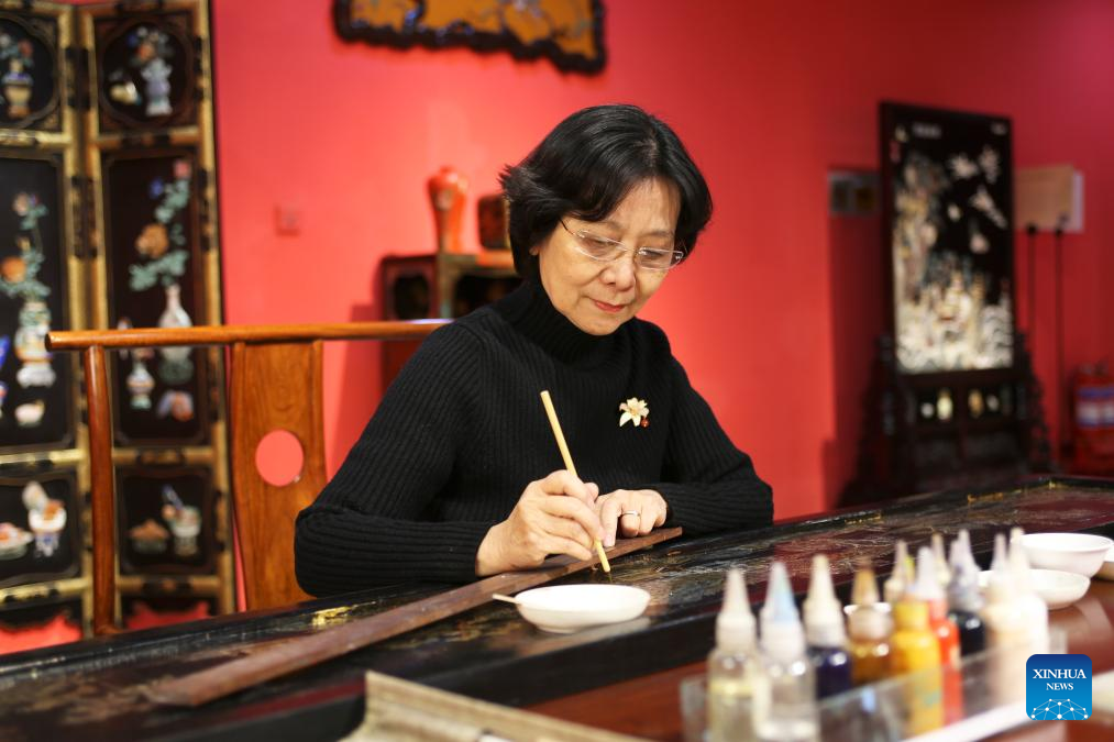 Pic story: inheritor of Gold Lacquer Inlay art