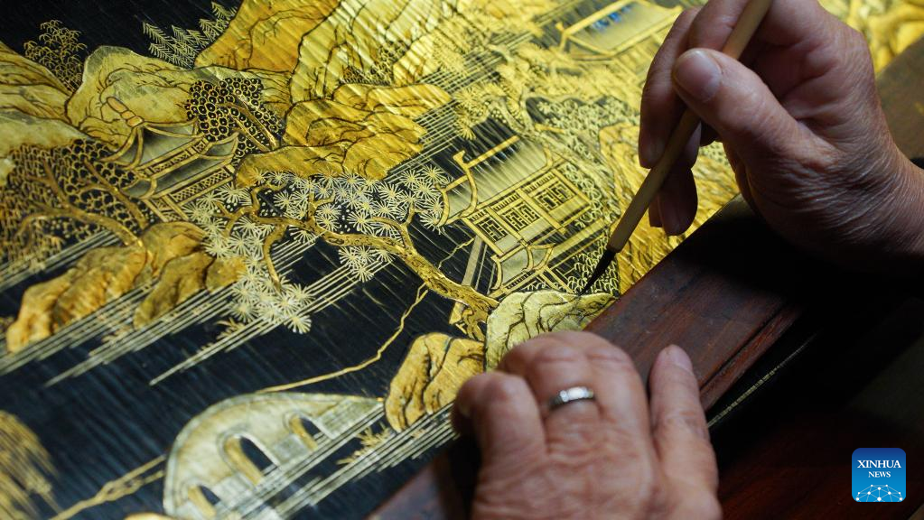 Pic story: inheritor of Gold Lacquer Inlay art