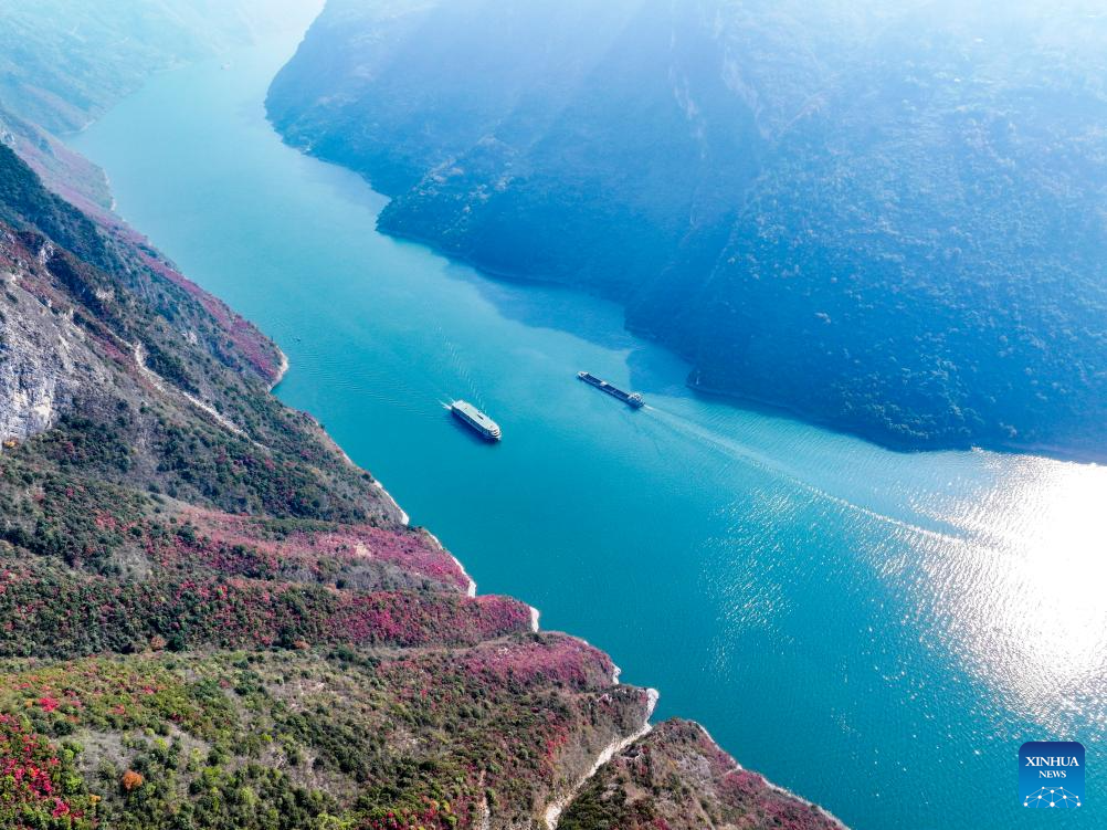 Red leaves dye mountains along Wuxia Gorge in SW China's Chongqing