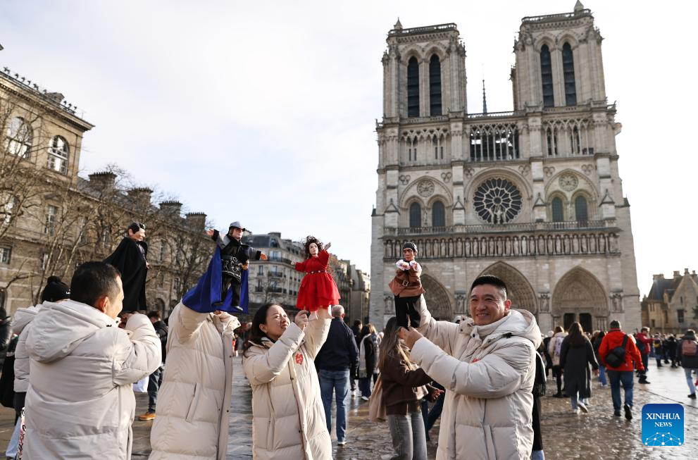 Hand-puppet theater play staged in front of Notre-Dame de Paris cathedral