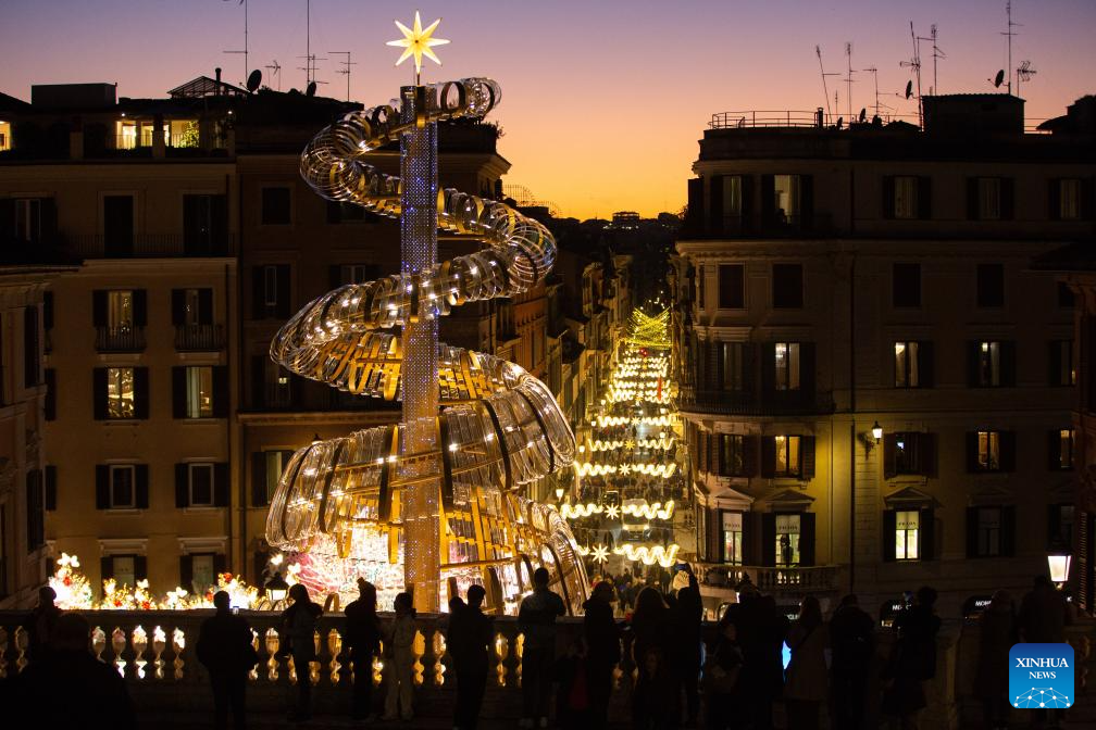 Festive decorations seen in Rome _Guangming Online