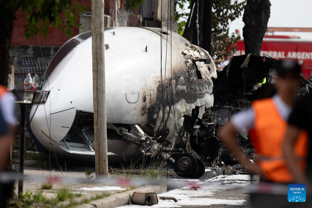 2 killed in jet crash near Argentine capital