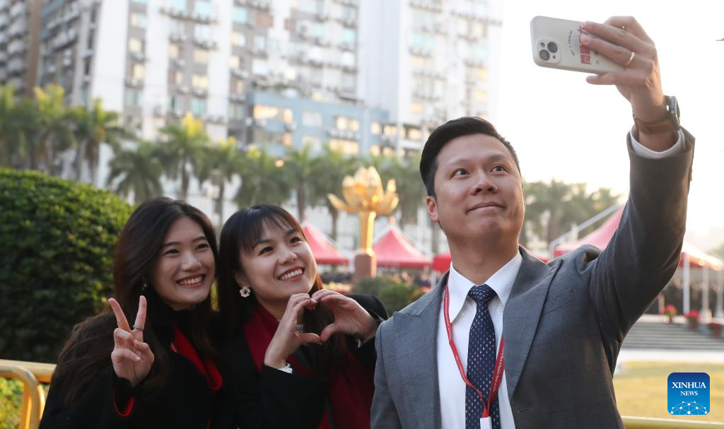 Flag-raising ceremony held to mark 25th anniversary of Macao's return to motherland