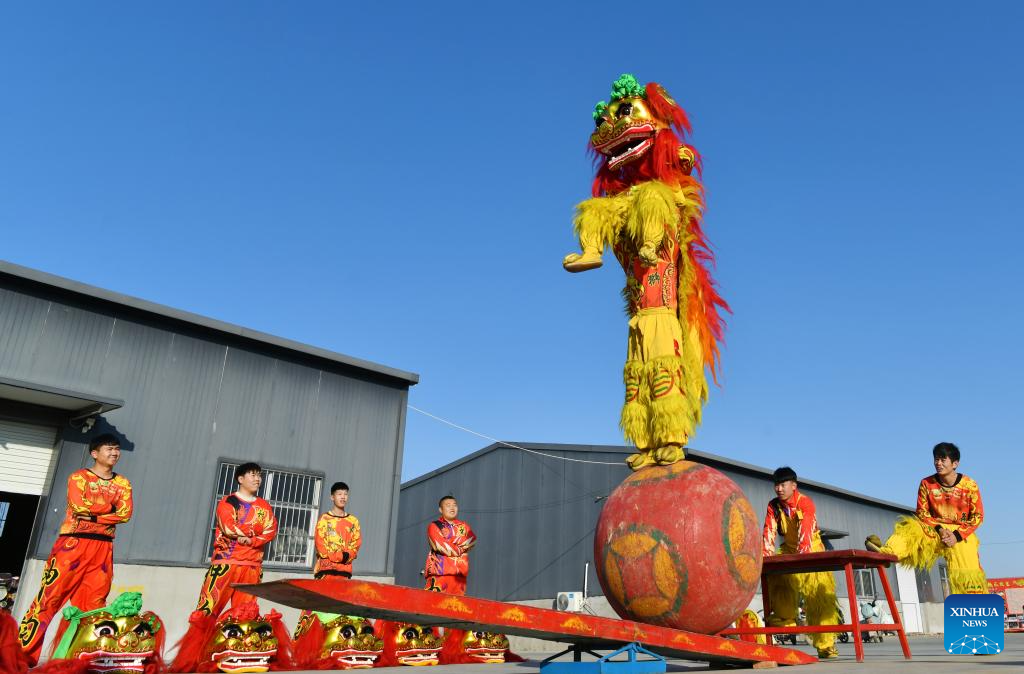 Traditional Chinese art of Cangxian Lion Dance well passed on in Hebei