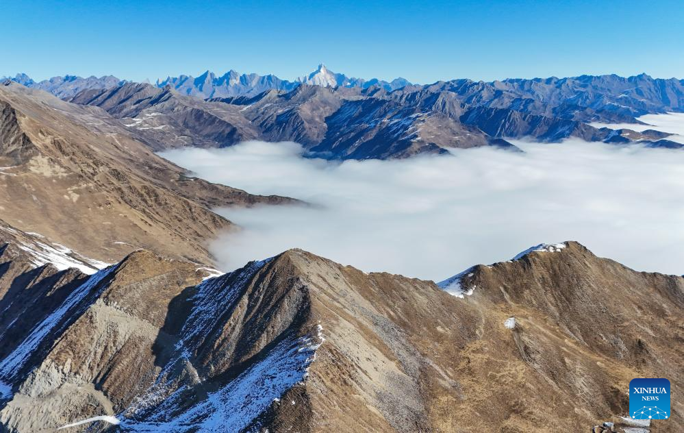 Scenery of cloud-shrouded Jiajin Mountain in Sichuan