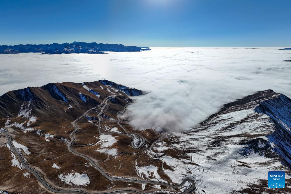 Scenery of cloud-shrouded Jiajin Mountain in Sichuan