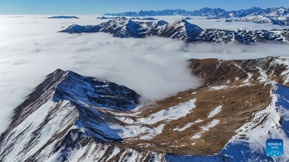 Scenery of cloud-shrouded Jiajin Mountain in Sichuan