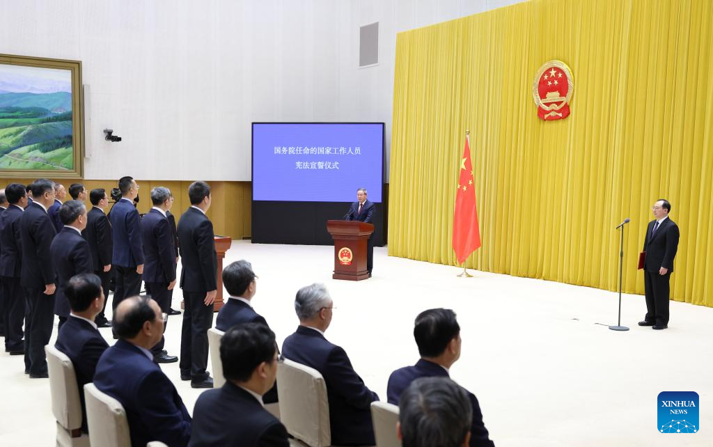 Senior Chinese officials pledge allegiance to Constitution