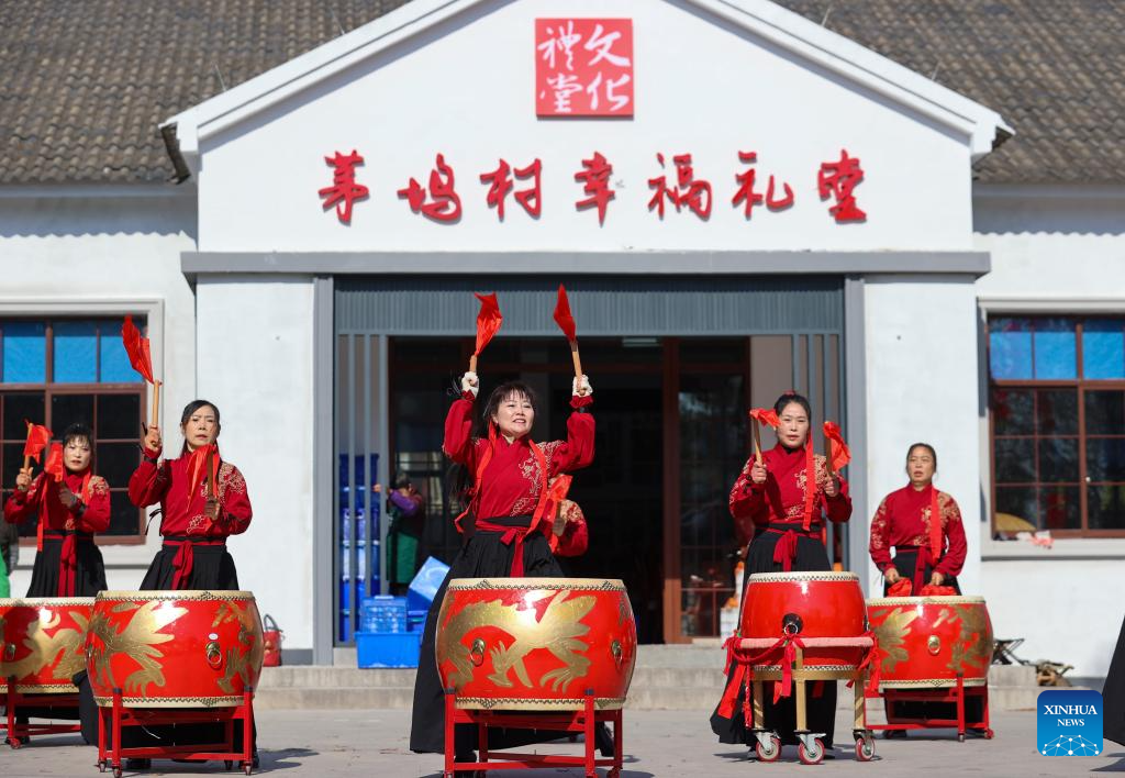 People across China prepare for upcoming New Year 2025