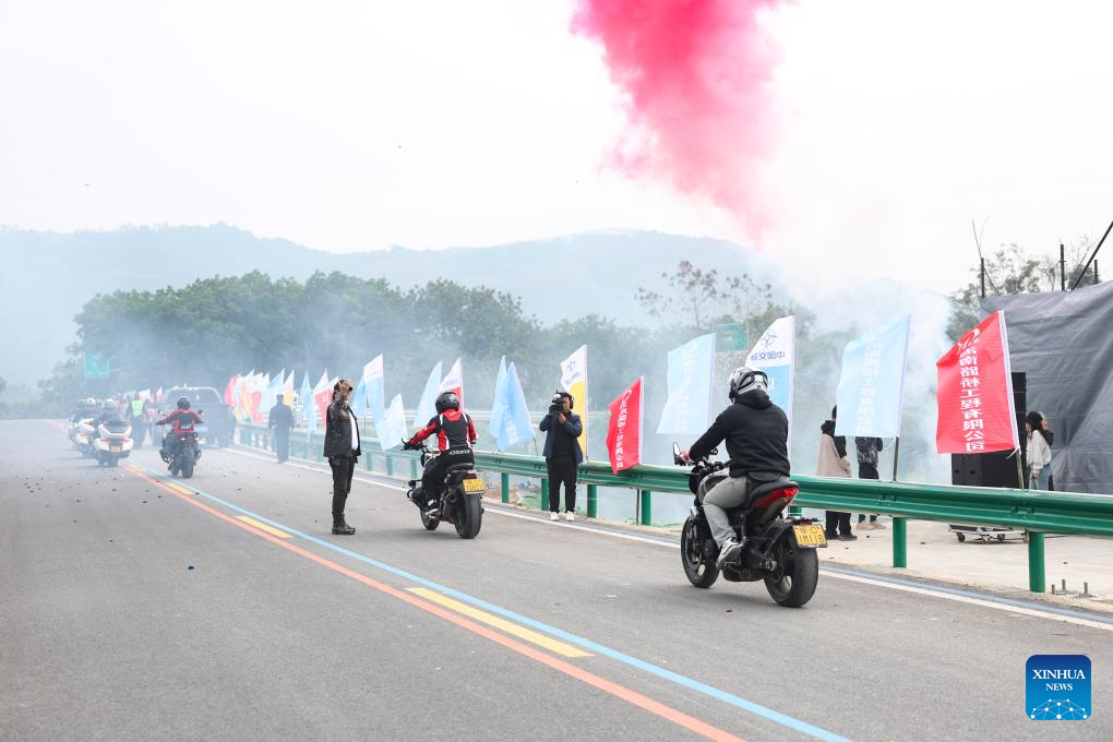 Ring road surrounding national tropical rain forest park in Hainan opens to public traffic