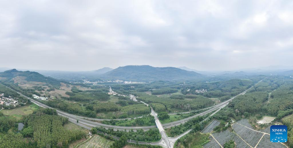 Ring road surrounding national tropical rain forest park in Hainan opens to public traffic