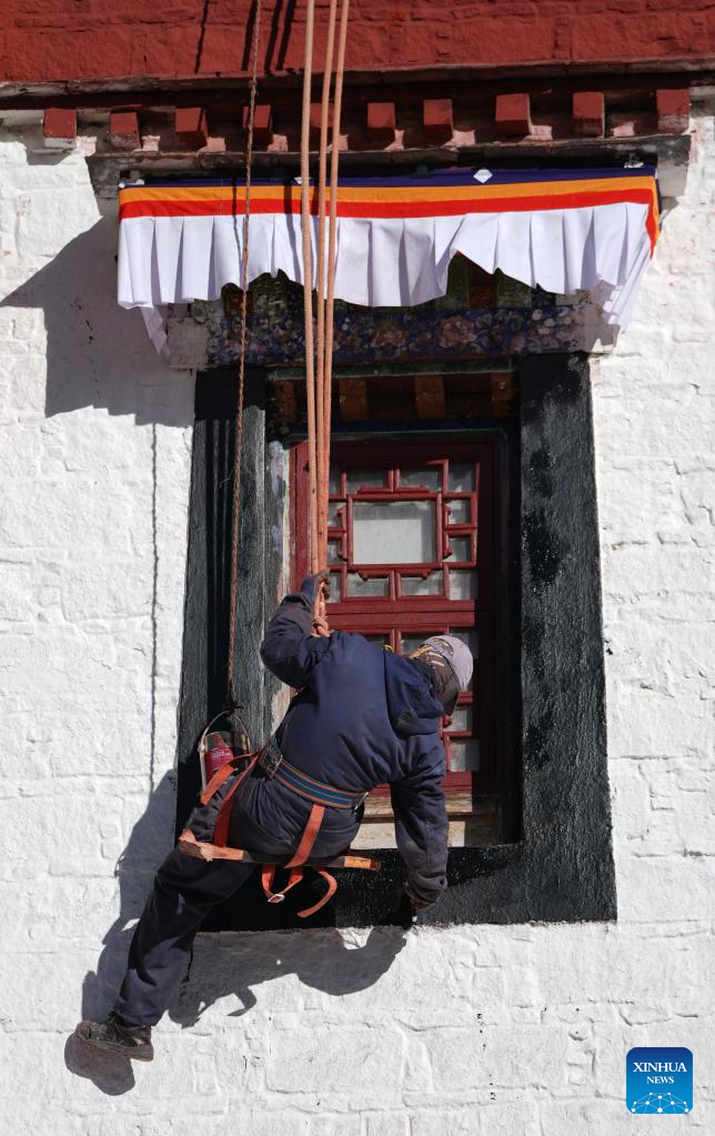 Maintenance team commits to preservation of Potala Palace