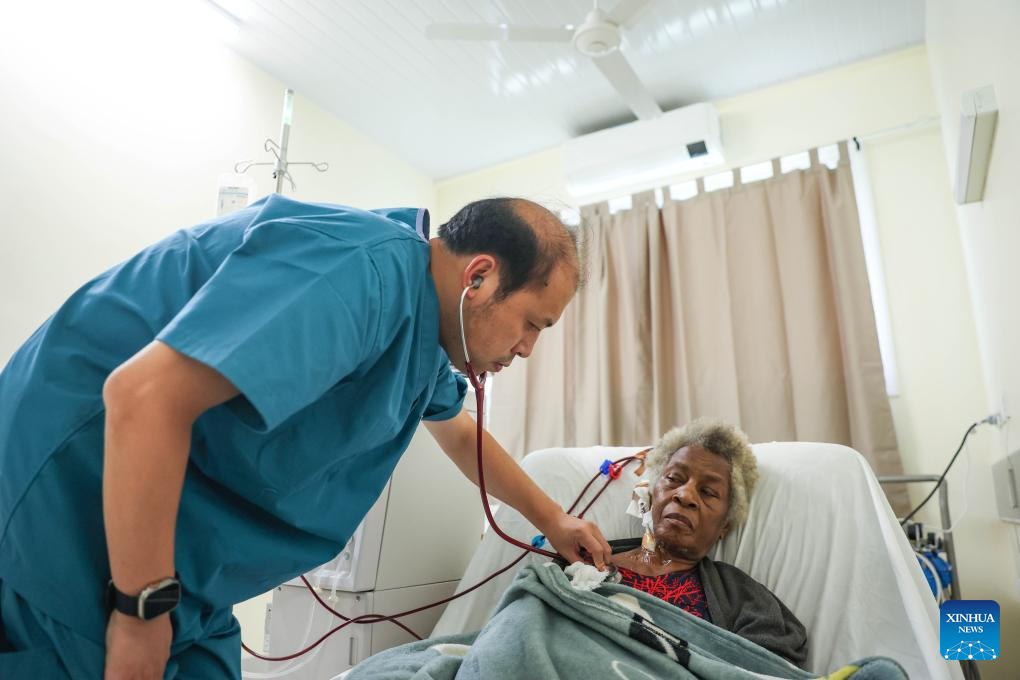 Chinese doctors at front-line service in Vanuatu