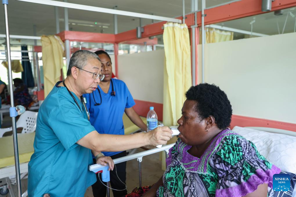 Chinese doctors at front-line service in Vanuatu