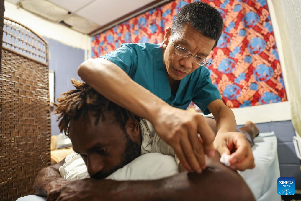 Chinese doctors at front-line service in Vanuatu