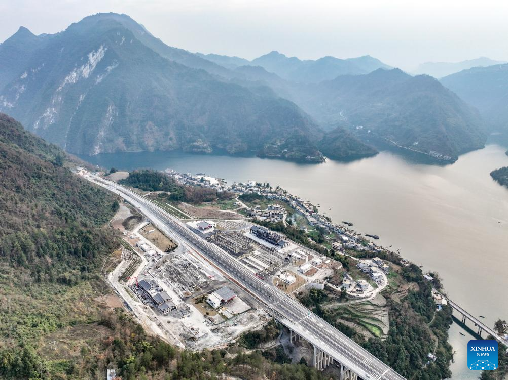 New sections of 2nd Chongqing-Hunan expressway open to public traffic