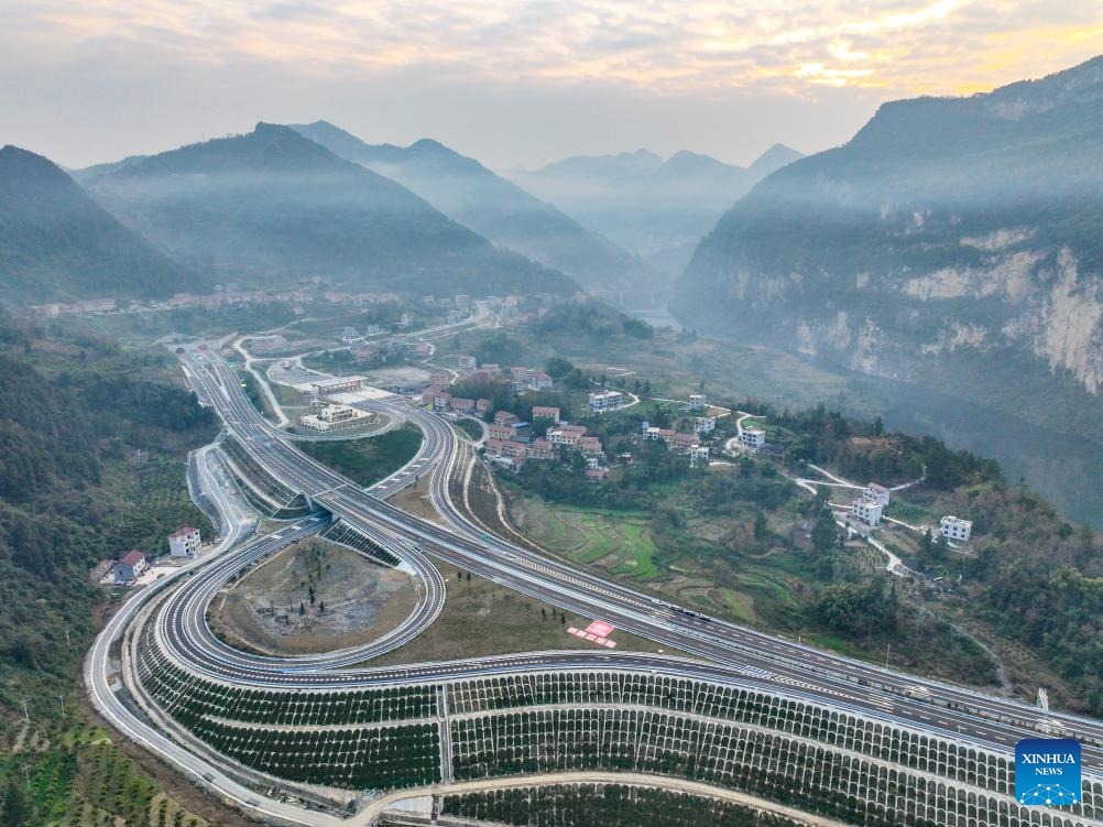 New sections of 2nd Chongqing-Hunan expressway open to public traffic