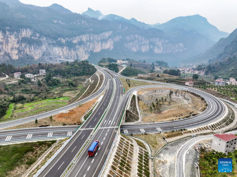 New sections of 2nd Chongqing-Hunan expressway open to public traffic