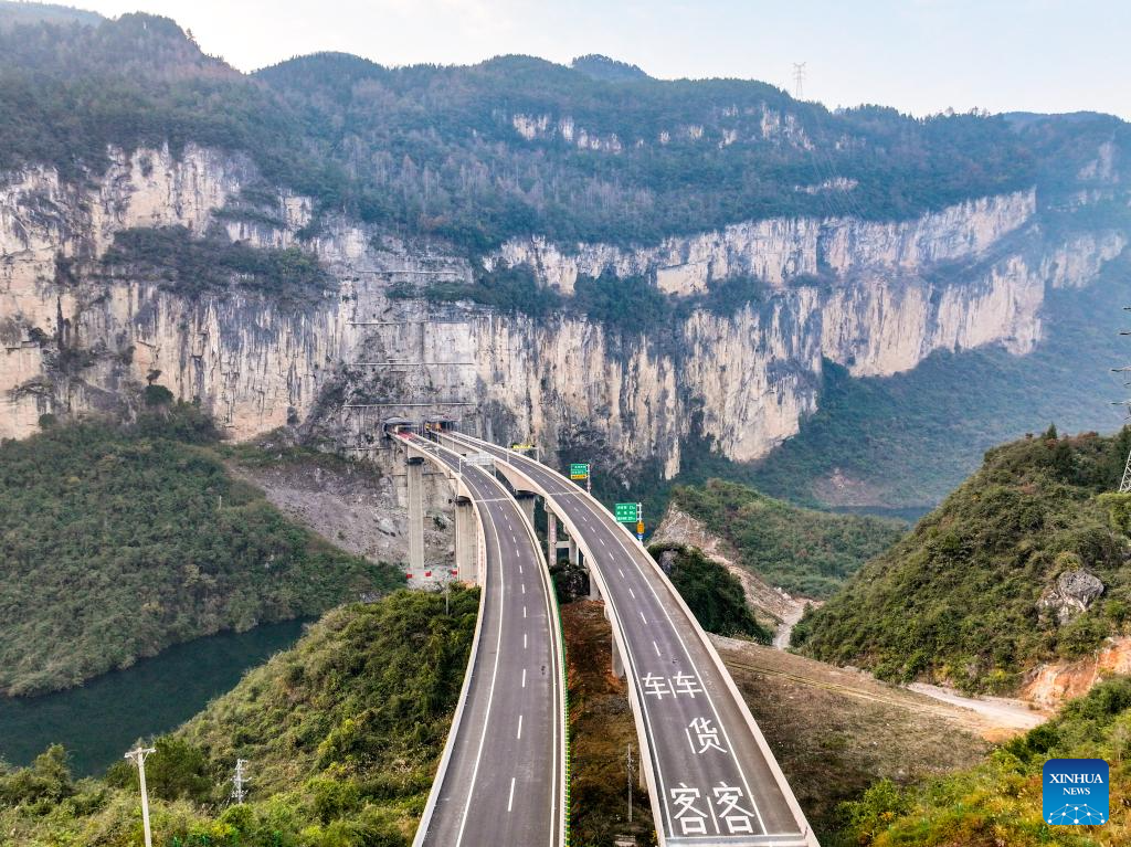 New sections of 2nd Chongqing-Hunan expressway open to public traffic