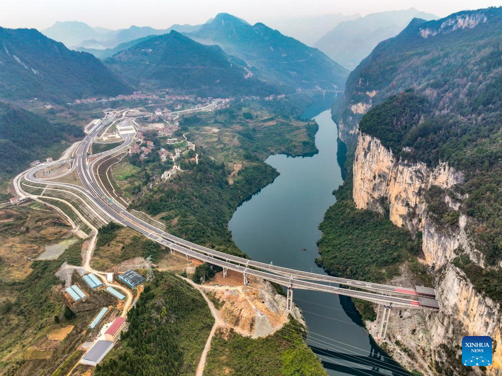 New sections of 2nd Chongqing-Hunan expressway open to public traffic