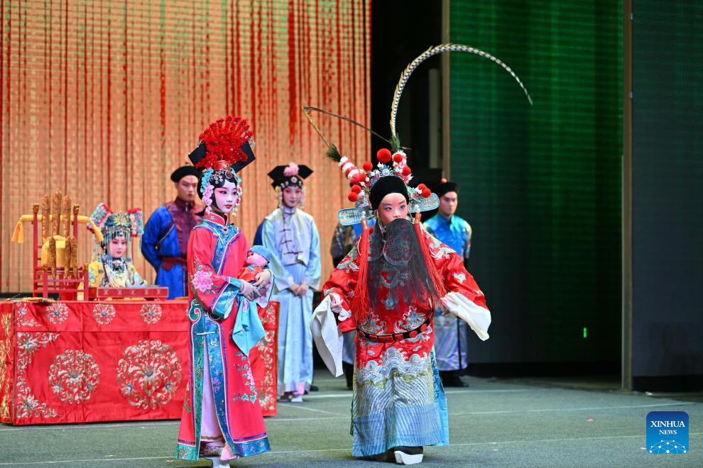 Children perform at Peking Opera new year gala in Tianjin