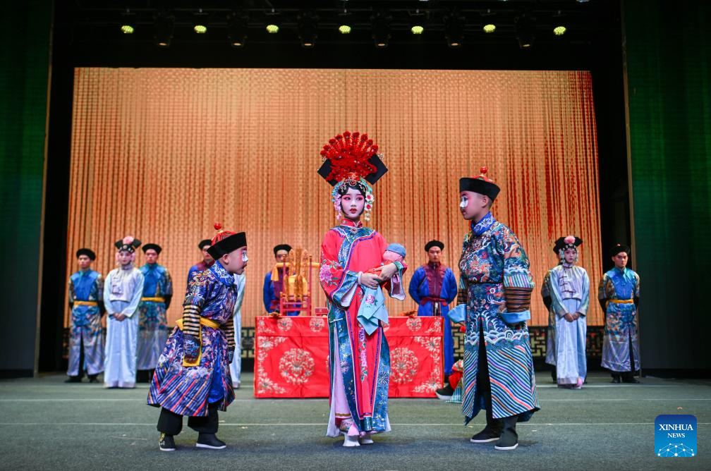 Children perform at Peking Opera new year gala in Tianjin