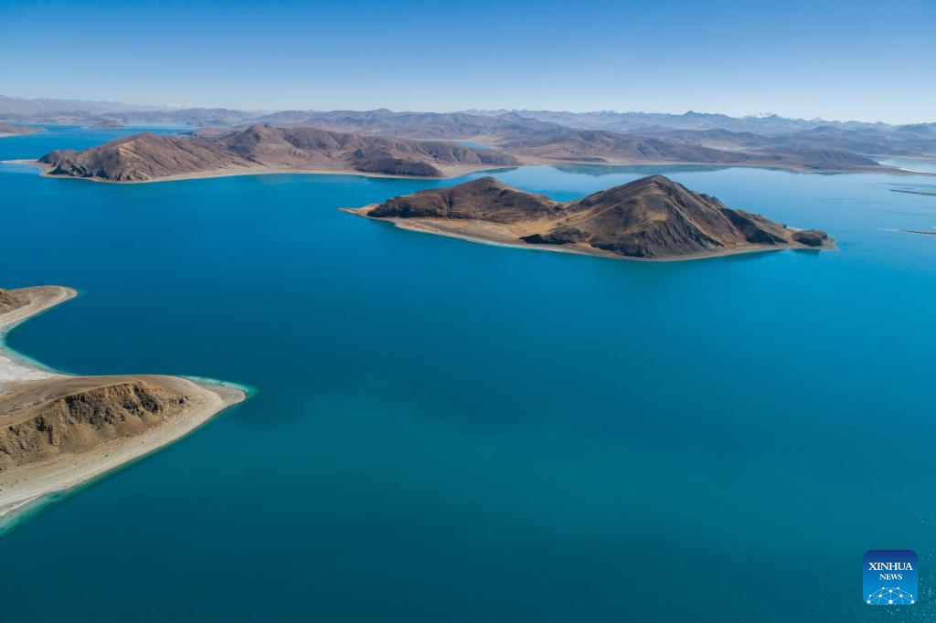 Scenery of Yamzbog Yumco Lake in Xizang