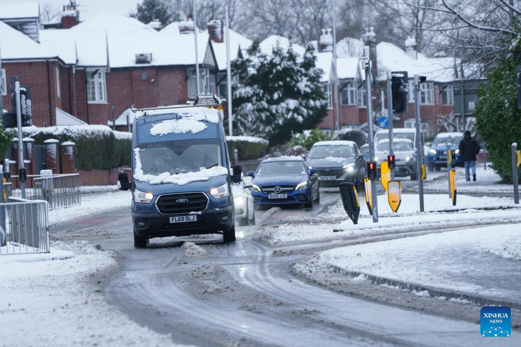 Heavy snow in Britain causes travel disruption, power cuts