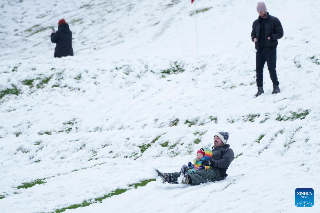 Heavy snow in Britain causes travel disruption, power cuts