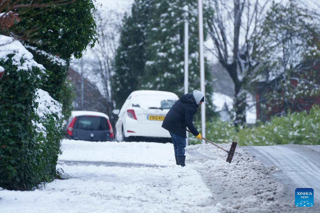 Heavy snow in Britain causes travel disruption, power cuts