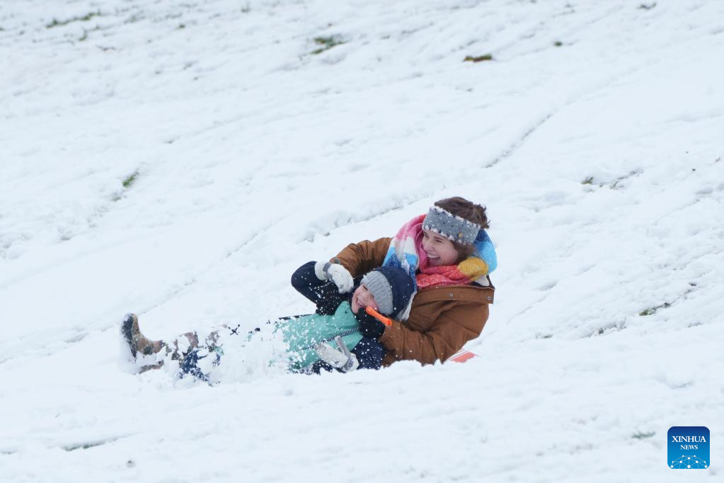 Heavy snow in Britain causes travel disruption, power cuts