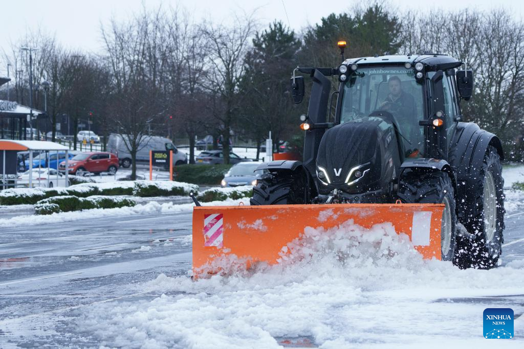 Heavy snow in Britain causes travel disruption, power cuts