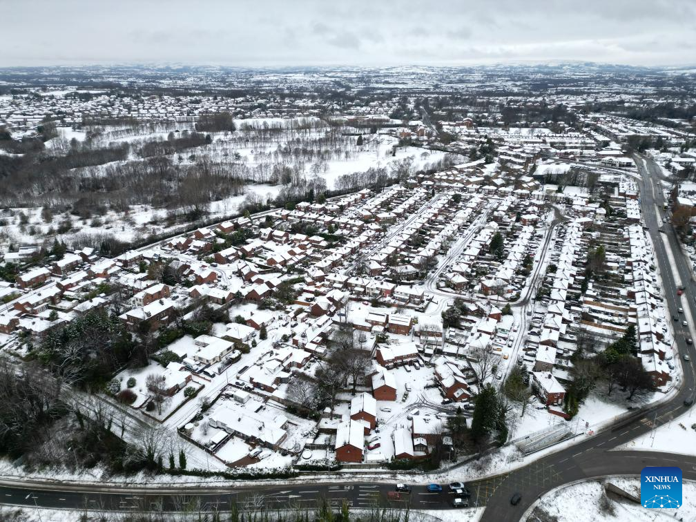 Heavy snow in Britain causes travel disruption, power cuts