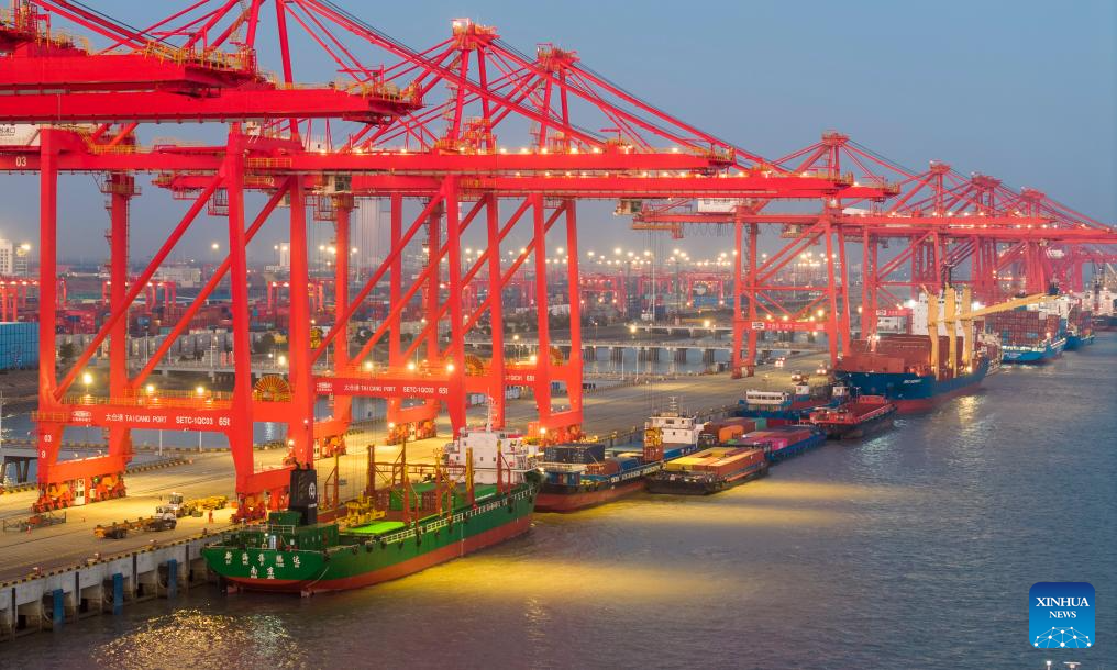 China's major ports busy at beginning of new year