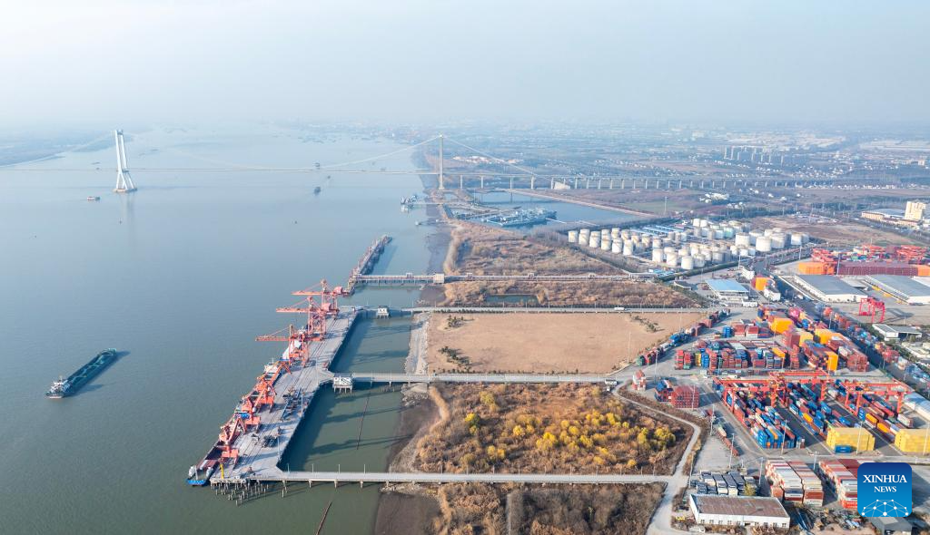 China's major ports busy at beginning of new year