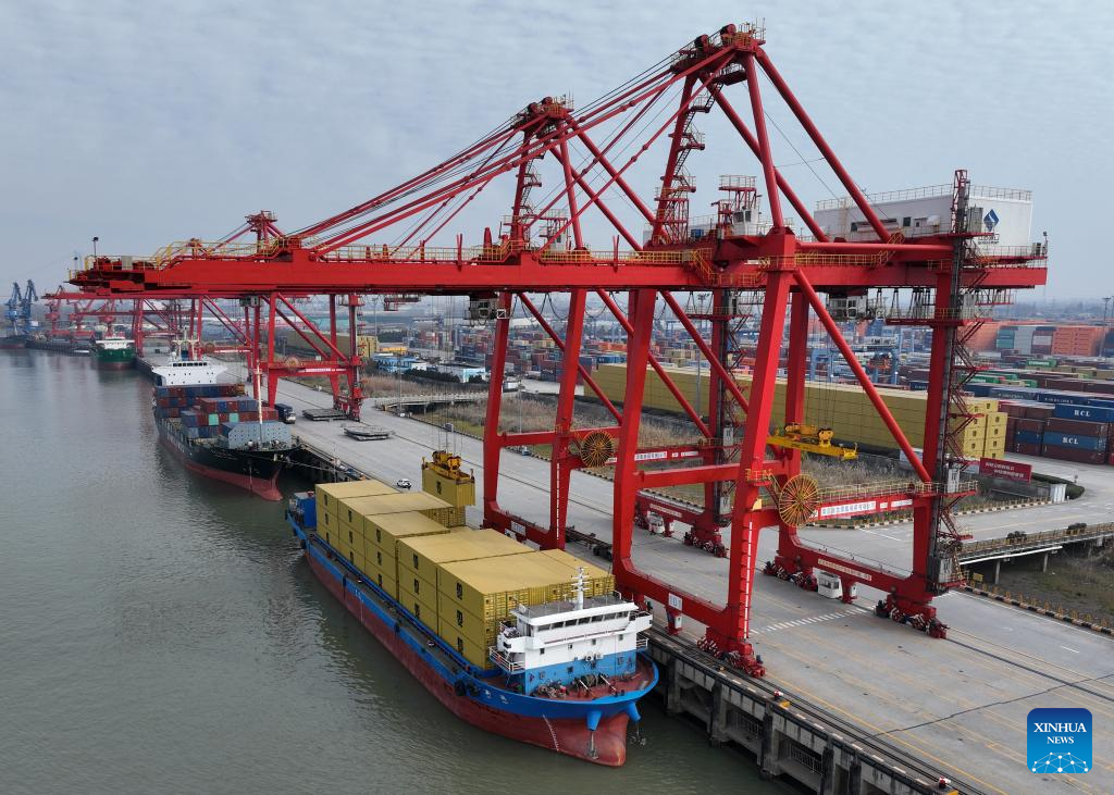 China's major ports busy at beginning of new year