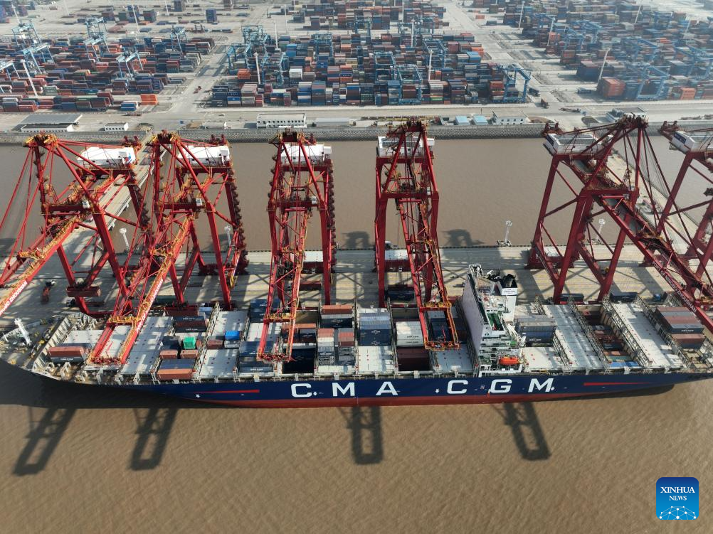 China's major ports busy at beginning of new year